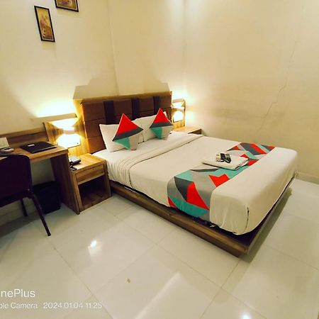 Gateway Inn Мумбай Екстериор снимка