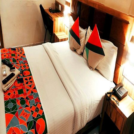 Gateway Inn Мумбай Екстериор снимка