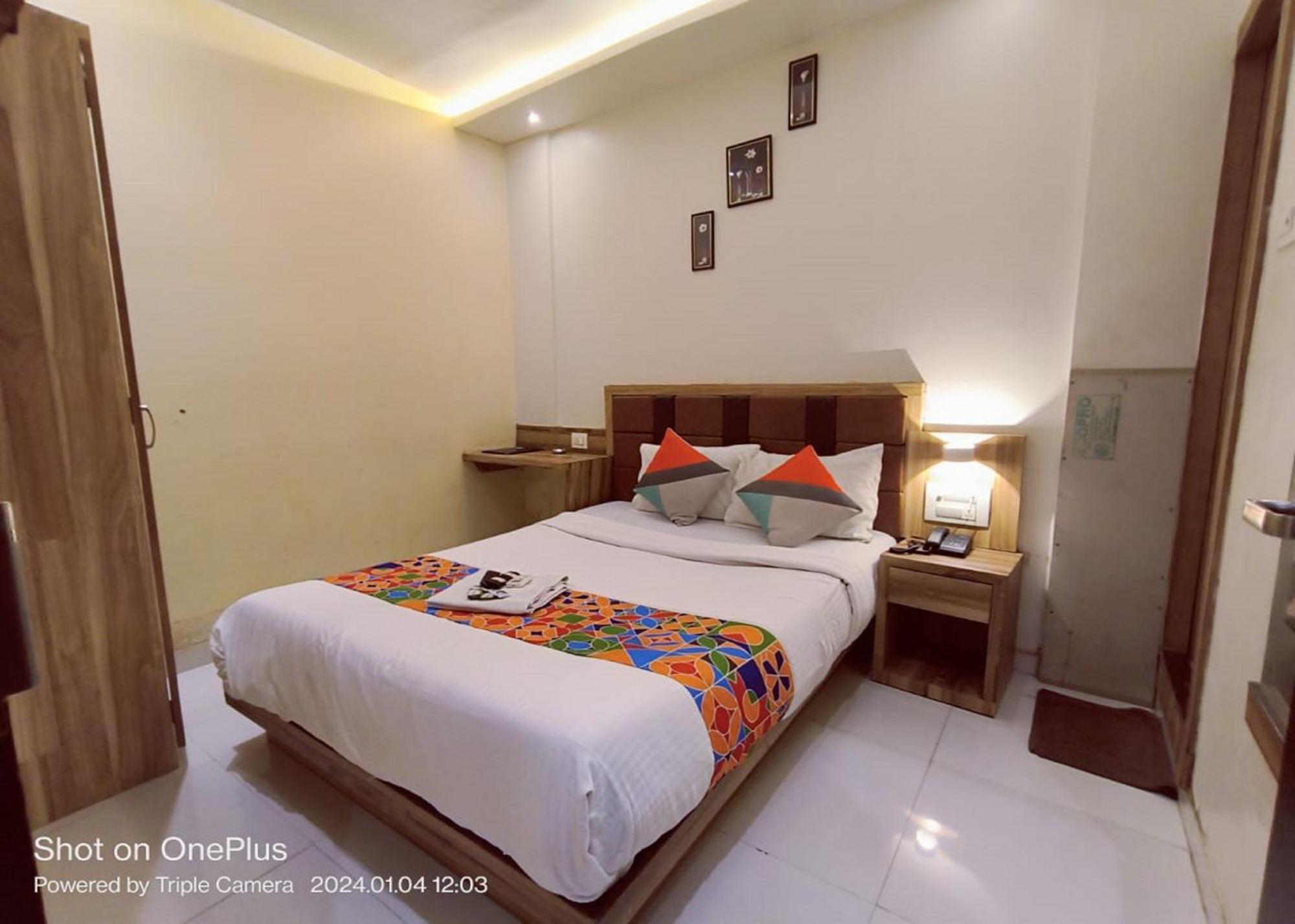 Gateway Inn Мумбай Екстериор снимка