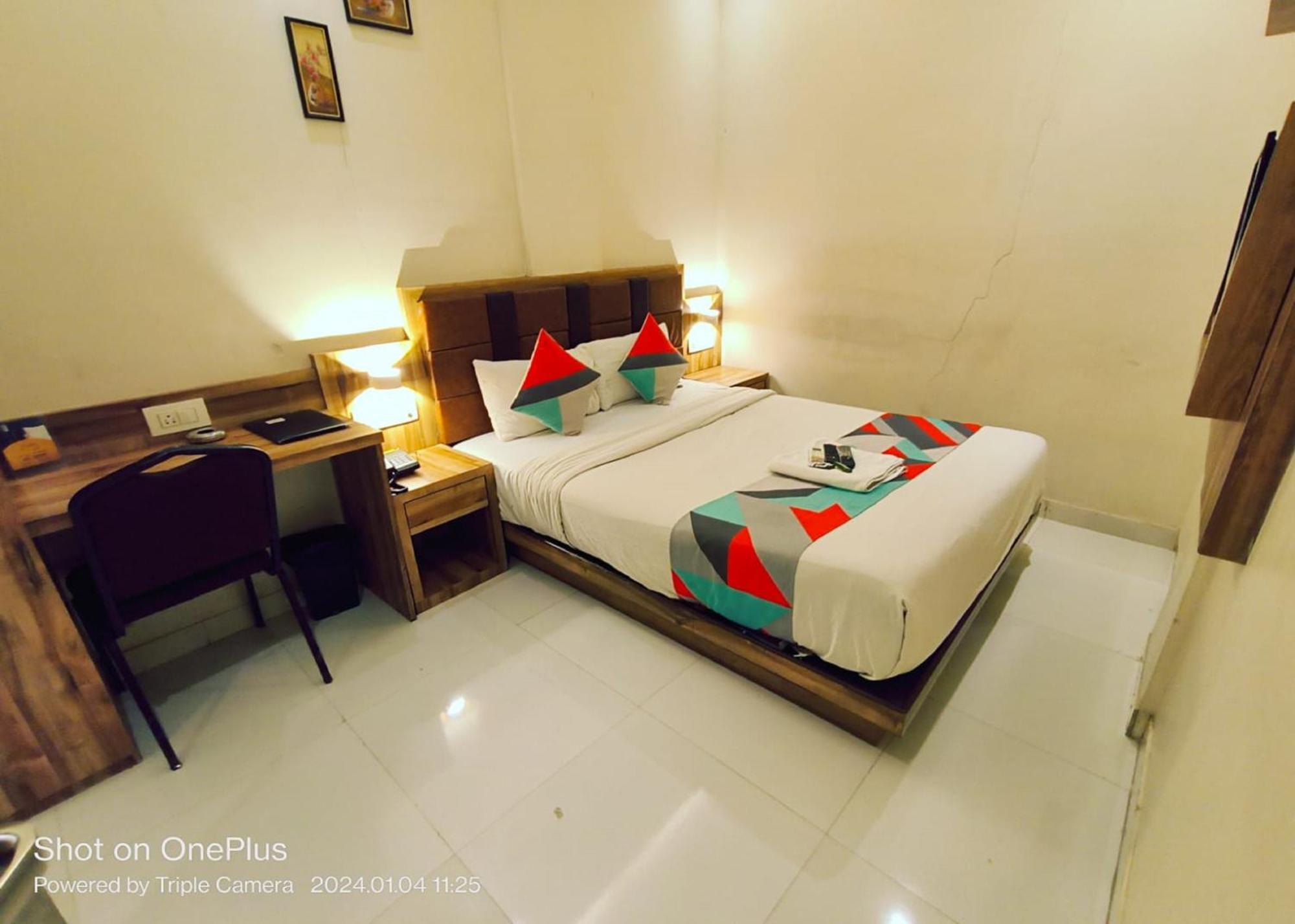 Gateway Inn Мумбай Екстериор снимка